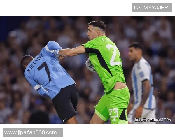 马丁内斯的传奇旅程:从默默无闻到世界瞩目的足球明星之路 马丁内斯的传奇旅程:从默默无闻到世界瞩目的足球明星之路